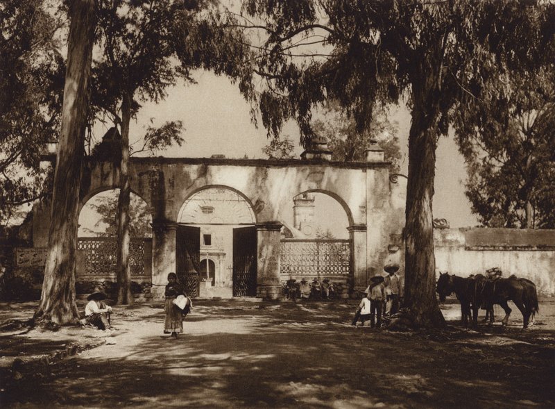 Mexico: Xochimilco, ingang van de kerk (z/w foto) door Hugo Brehme