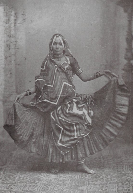 Bombay / Mumbai: Indiase rokdans (z/w foto) door Indian photographer