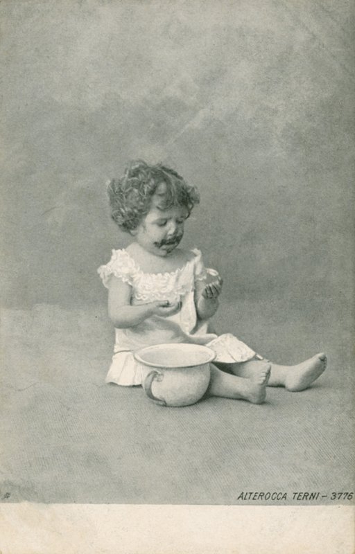 Baby die met bellen speelt (zw/w foto) door Italian Photographer