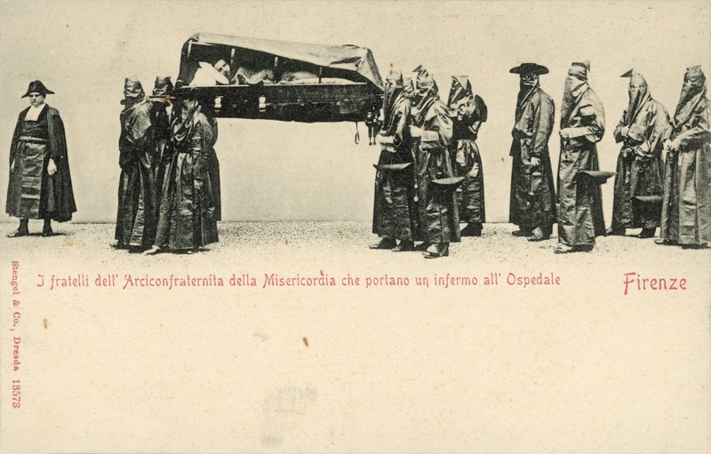 Broeders van de Compagnia della Misericordia (Genootschap van Barmhartigheid) dragen een zieke man naar het ziekenhuis, Florence door Italian Photographer