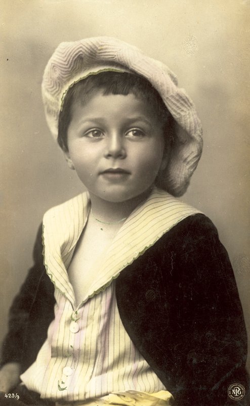 Schattige jongen met slappe hoed door Italian Photographer