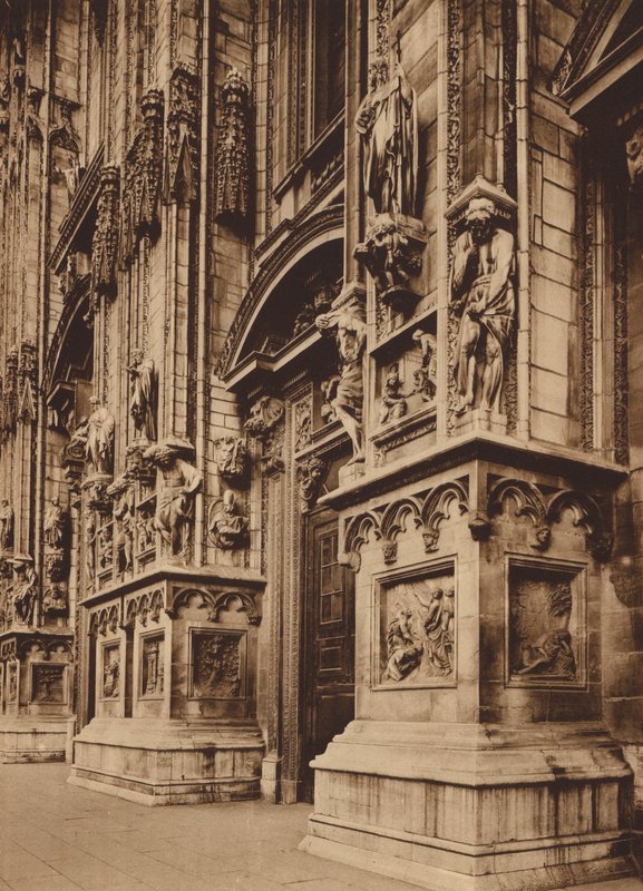 Duomo di Milano: detail van de façade (z/w foto) door Italian Photographer