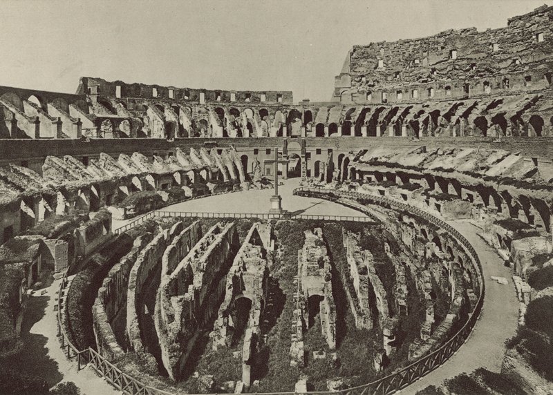 Flavisch Amfitheater of Colosseum met de nieuwe opgravingen door Italian Photographer
