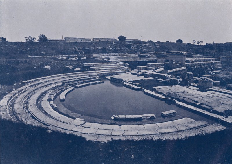 Italië: Syracuse, ruïnes van de Grieks-Romeinse gymnasium (zwart-wit foto) door Italian Photographer