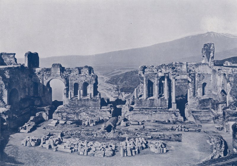 Italië: Taormina, Sicilië, ruïnes van het Griekse theater en de Etna door Italian Photographer