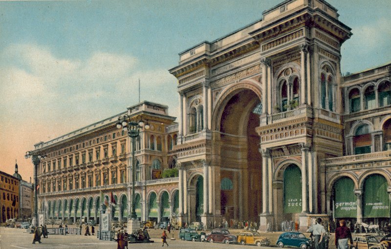 Milano / Milaan: Piazza del Duomo, ingang Galleria (kleurenfoto) door Italian Photographer