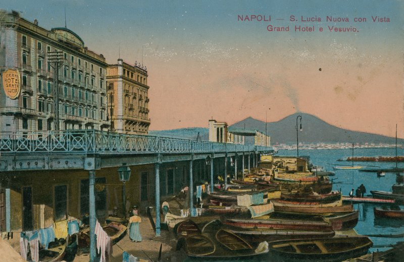Napels - uitzicht op het Grand Hotel Santa Lucia en de Vesuvius door Italian Photographer