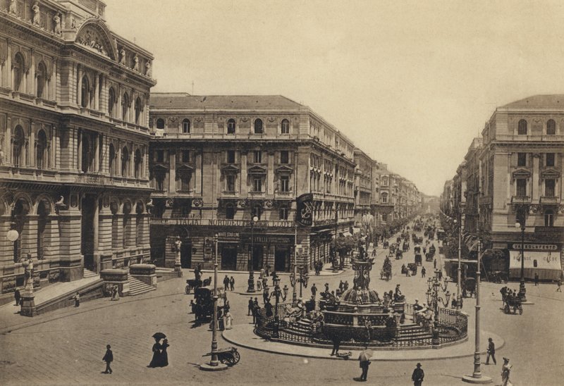Napels: Piazza Della Borsa E Rettifilo Corso Umberto I (zwart-wit foto) door Italian Photographer