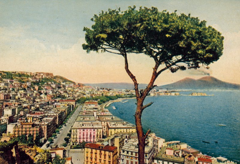 Napoli / Napels: Panorama van de Golf met de Vesuvius (gekleurde foto) door Italian Photographer