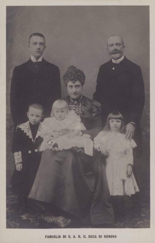 Prins Thomas, Hertog van Genua en zijn vrouw, Prinses Isabella van Beieren, met hun kinderen door Italian Photographer