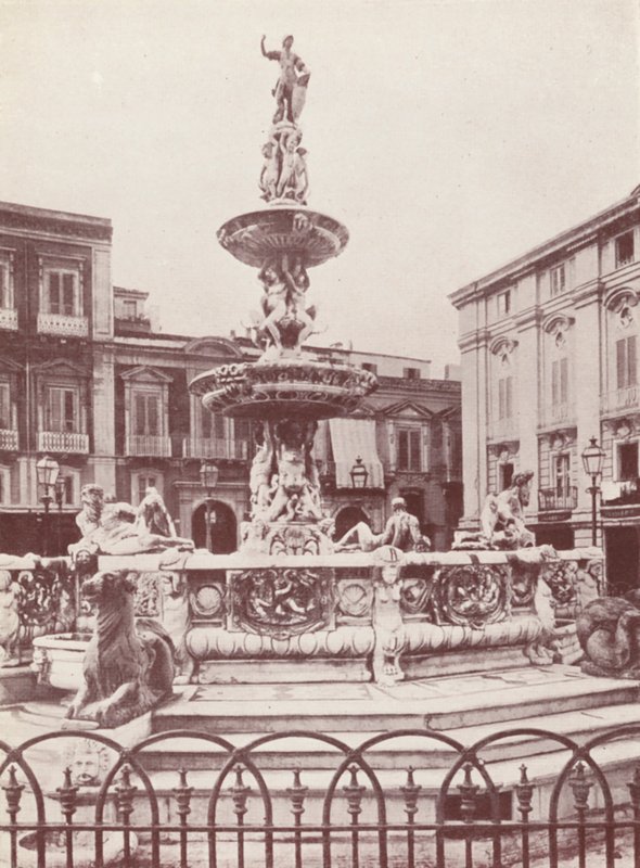 Sicilië: Een fontein in Messina (z/w foto) door Italian Photographer