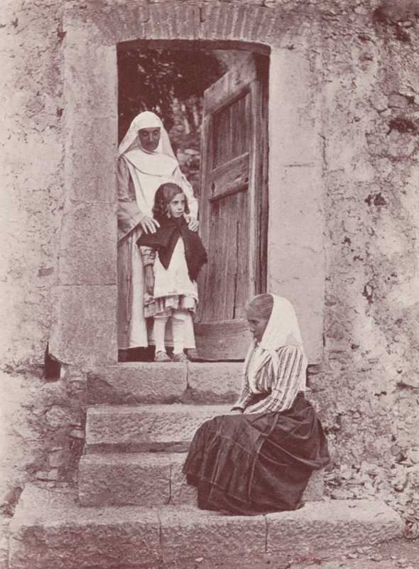 Sicilië: Bij het kloosterportaal (z/w foto) door Italian Photographer