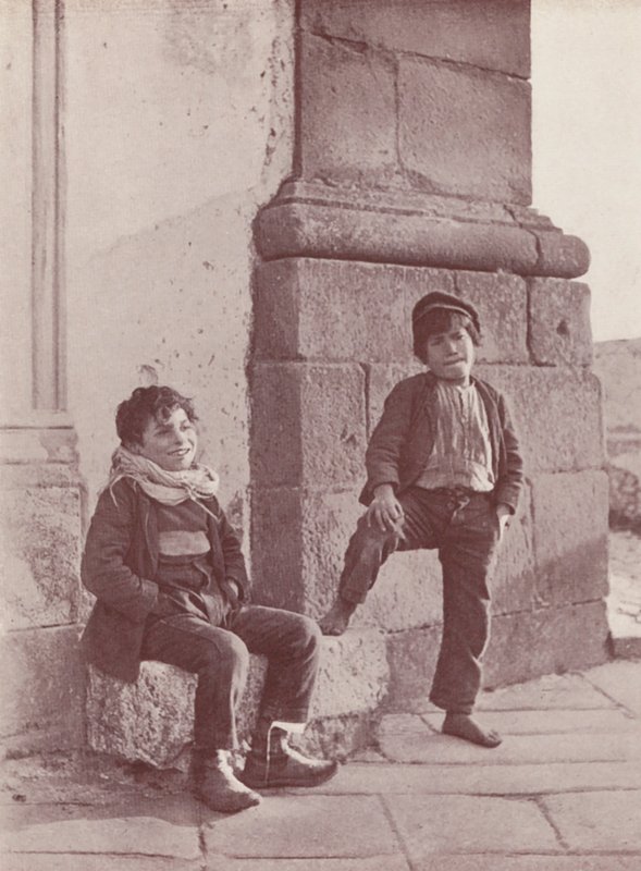 Sicilië: Siciliaanse jongens van het binnenland (z/w foto) door Italian Photographer