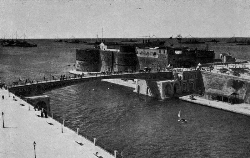 Taranto, Gesloten draaibrug, De verenigde zeestrijdkrachten met grote vlaggenparade op de grote zee (zw/w foto) door Italian Photographer