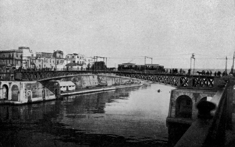 Taranto, Gesloten draaibrug en oude stad (zw/w foto) door Italian Photographer