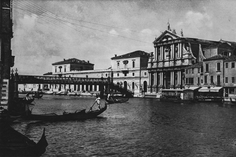 Venezia, Chiesa dei Gesuiti en Stazione Ferroviaria door Italian Photographer