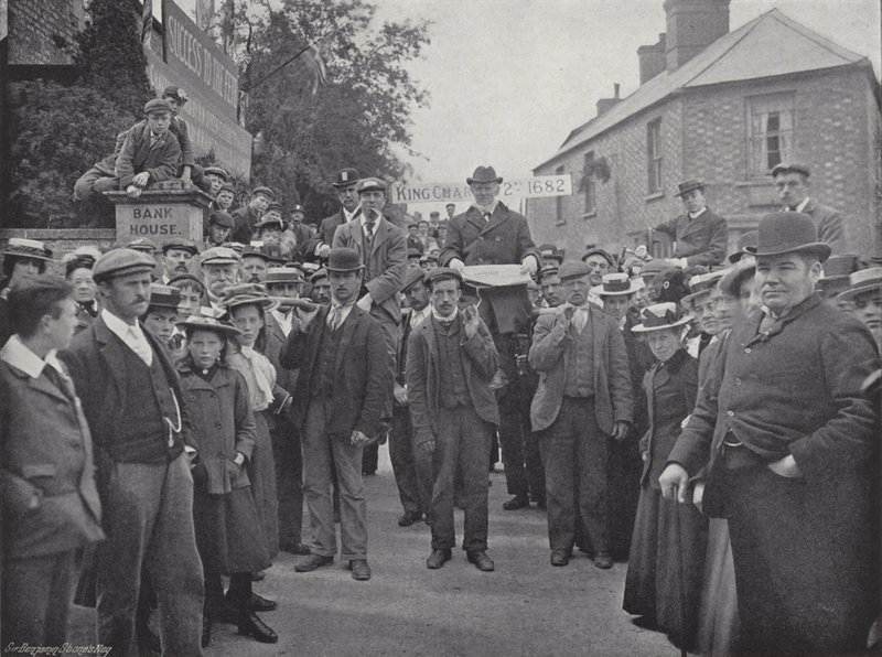 Corby Pole Fair, de Voorzitter, met het Handvest door J. Benjamin Stone