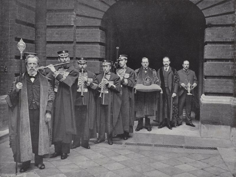 Verkiezingsdag in Girdlers Hall, de Processie van de Kroon door J. Benjamin Stone