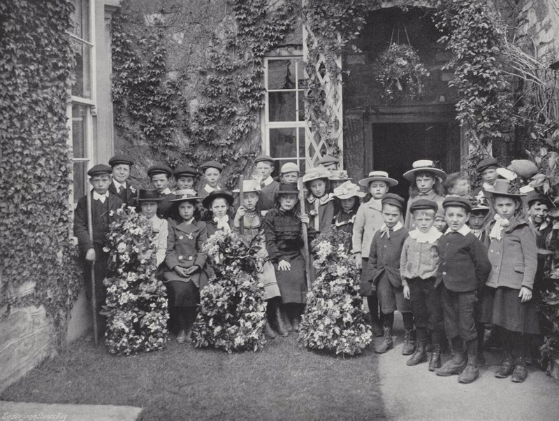 Garland Dag in Abbotsbury, Kinderen met Guirlandes door J. Benjamin Stone