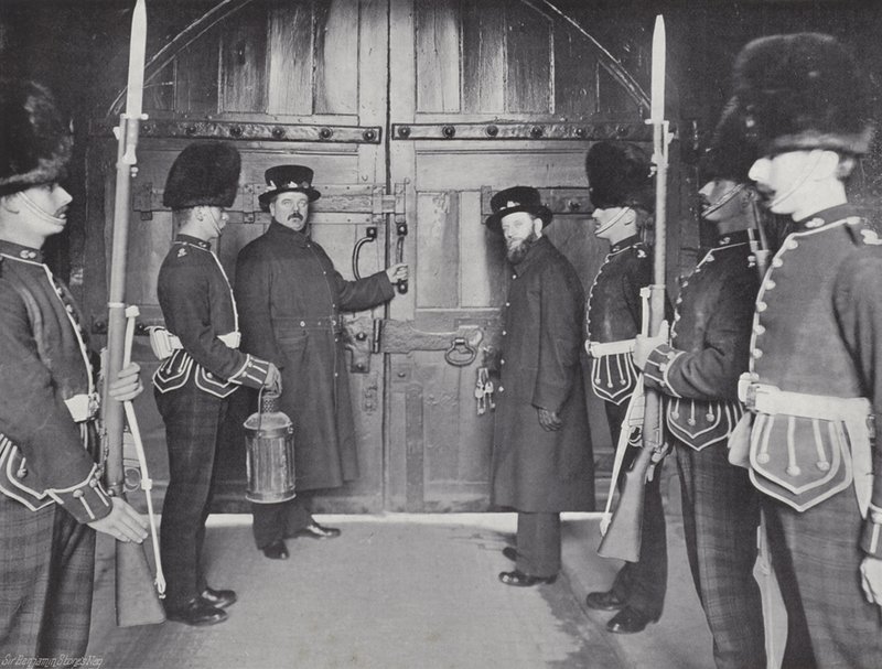 Het Sluiten van de Torenpoorten, het Vastmaken voor de Nacht door J. Benjamin Stone
