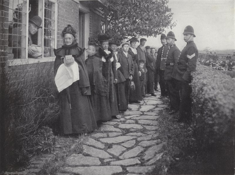 De Biddenden Maids Charity, uitdelen van Brood en Kaas door J. Benjamin Stone