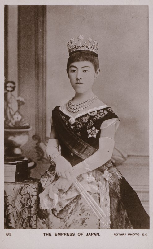 Keizerin Shoken, vrouw van keizer Meiji van Japan door Japanese Photographer
