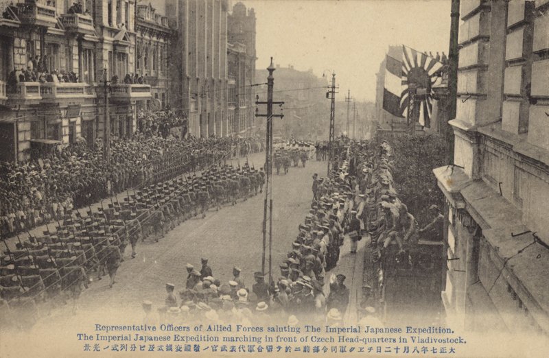 Japanse troepen marcheren langs het Tsjechische hoofdkwartier, Vladivostok, Russische Burgeroorlog, ca. 1919 door Japanese Photographer