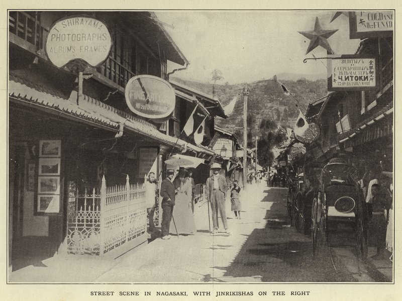Straatscène in Nagasaki, met Jinrikishas aan de rechterkant door Japanese Photographer