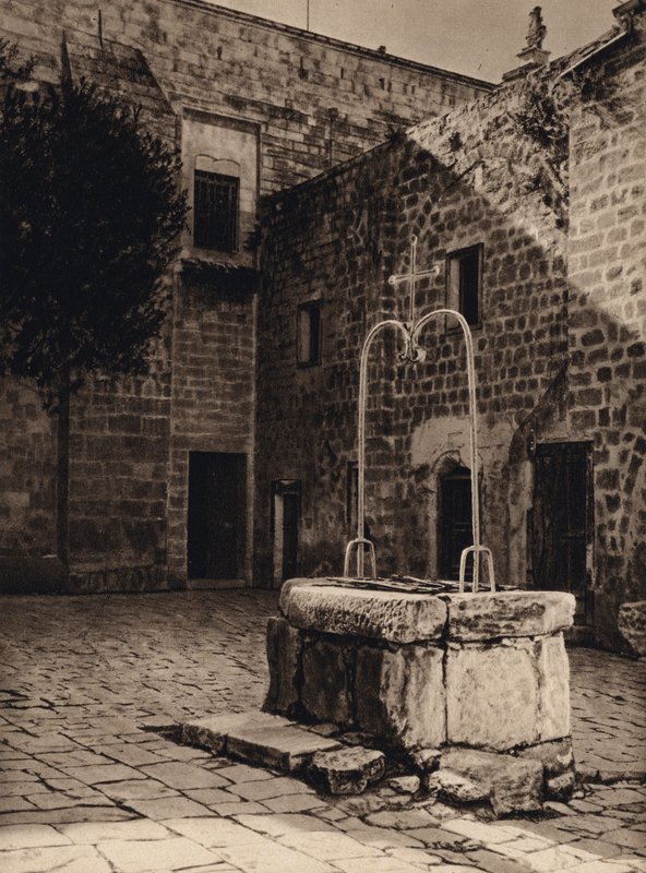 Nazareth, Bron in de binnenplaats van de Kerk van de Aankondiging door Karl Grober