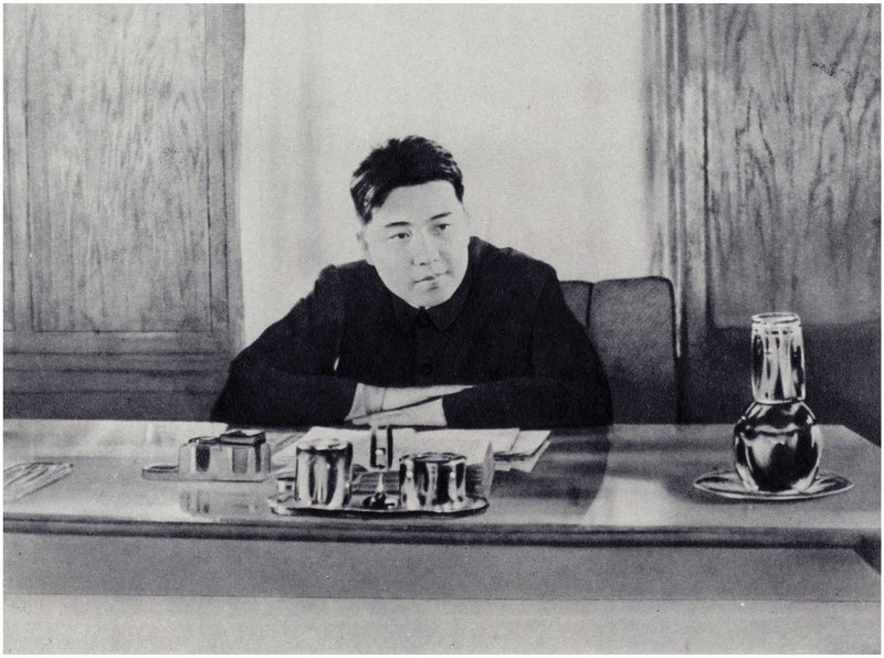 Kameraad Kim Il-sung in zijn kantoor bij de Volksraad van Noord-Korea door Korean Photographer