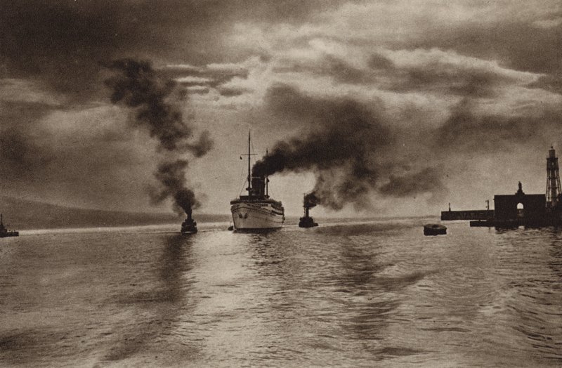 Italië: Napoli, Toegang tot de haven door Kurt Hielscher