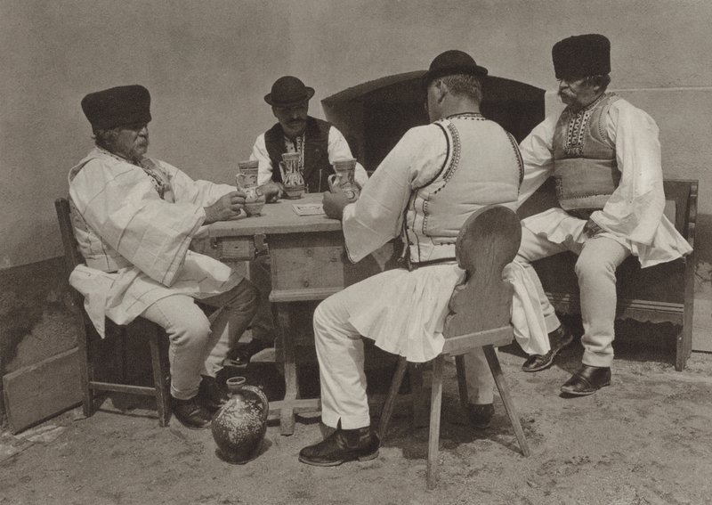 Roemenië: Poiana-Sibiului, genieten van een glas wijn door Kurt Hielscher