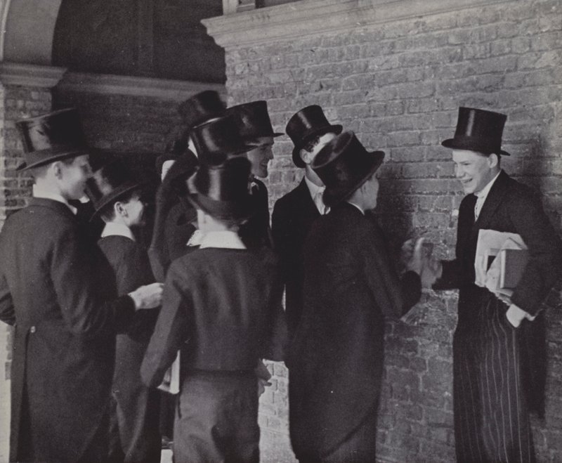 Eton jongens, roddel door Laszlo Moholy Nagy