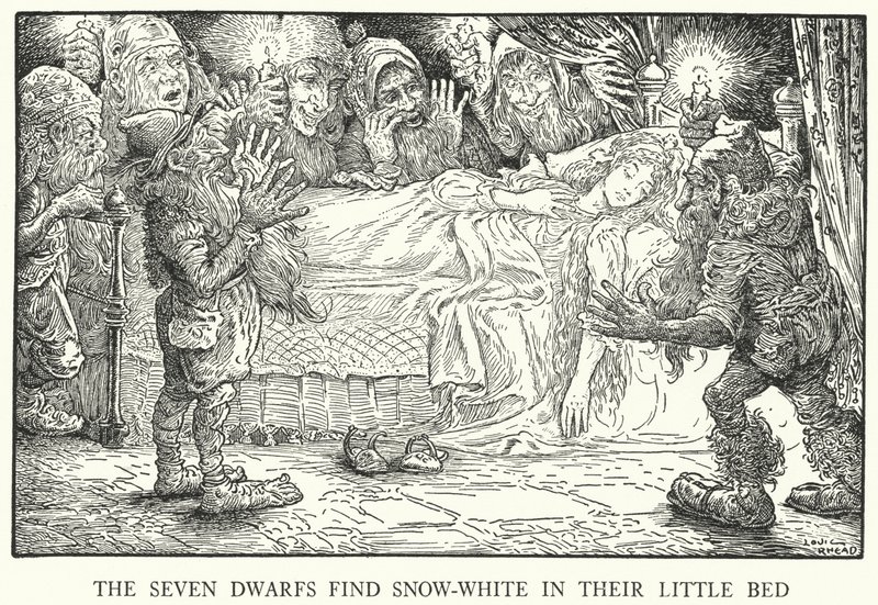 De zeven dwergen vinden Sneeuwwitje in hun kleine bed (litho) door Louis John Rhead