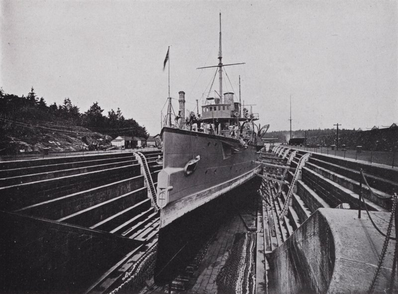 HMS "Flora," in dok, Esquimalt, Brits-Columbia door Photographer Canadian