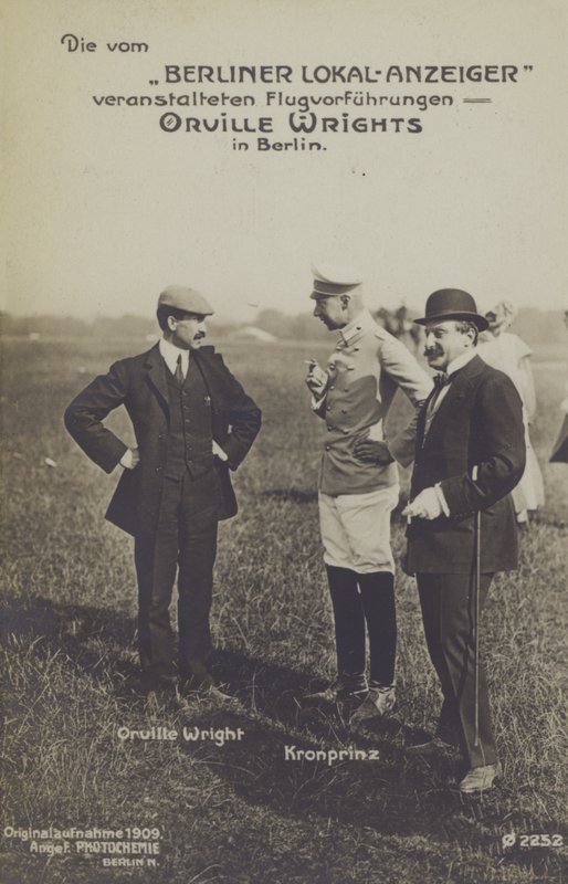 Amerikaanse vliegenier Orville Wright in gesprek met kroonprins Wilhelm van Duitsland tijdens een bezoek aan Berlijn door Photographer German