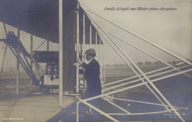 Amerikaanse vliegenier Orville Wright inspecteert de motor van zijn vliegtuig (zwart-wit foto) door Photographer German
