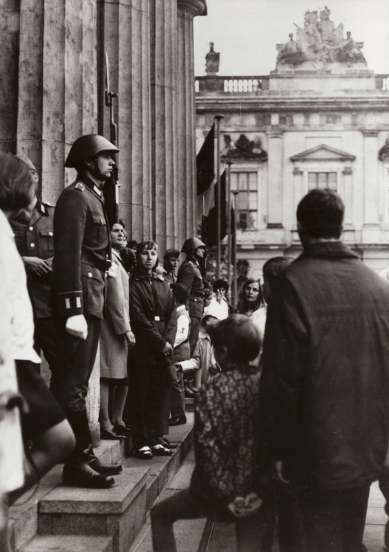 Bij het monument voor de slachtoffers van fascisme en militarisme eren soldaten van het Nationale Volksleger de pioniers van vrede en socialisme door Photographer German