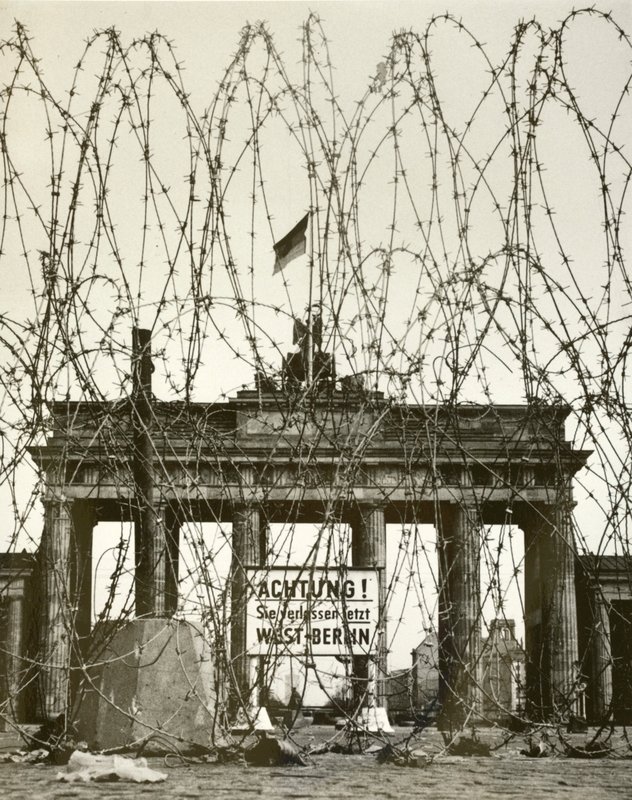 Prikkeldraad voor de Brandenburger Tor, Berlijn, Duitsland, tijdens de geallieerde bezetting van de stad na de Tweede Wereldoorlog door Photographer German