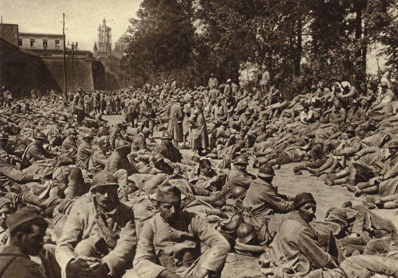 Verzamelpunt in de citadel van Laon, Frankrijk, voor Franse gevangenen gevangen genomen tijdens het Duitse Lenteoffensief, Eerste Wereldoorlog door Photographer German