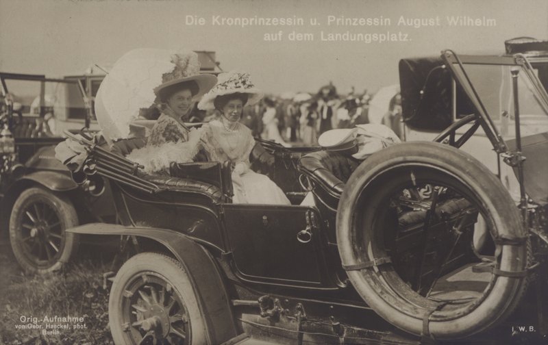 Kroonprinses Cecilie en prinses August Wilhelm van Duitsland op een Zeppelin landingsplaats door Photographer German