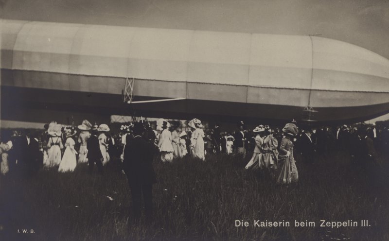 Keizerin Victoria Augusta van Duitsland met Zeppelin LZ III door Photographer German