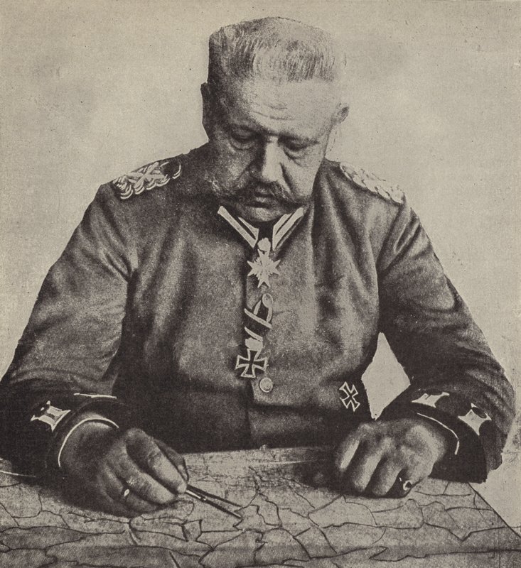 Veldmaarschalk von Hindenburg bestudeert een kaart door Photographer German