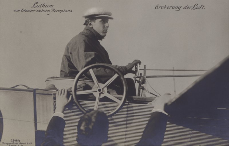 Franse vliegenier Hubert Latham aan de besturing van zijn vliegtuig door Photographer German