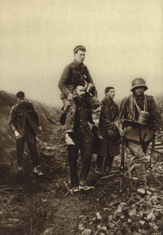 Duitse infanterist met een beenwond gedragen van het slagveld door Britse gevangenen, Eerste Wereldoorlog door Photographer German