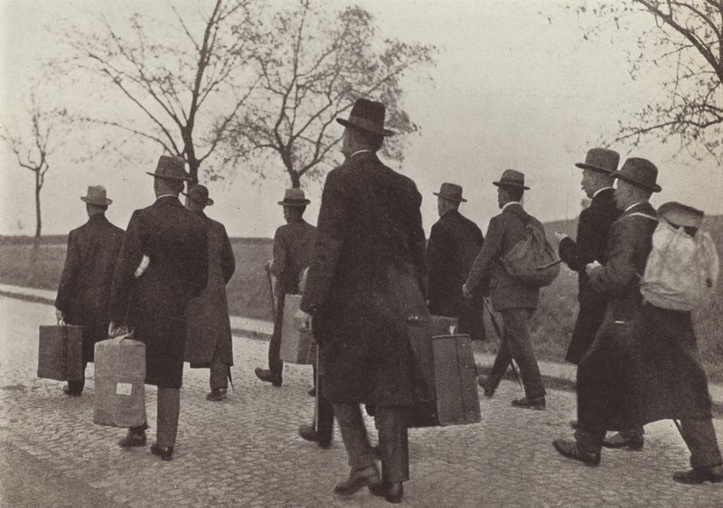 Duitse spoorwegarbeiders verdreven uit het Ruhrgebied voor deelname aan de campagne van burgerlijke ongehoorzaamheid tijdens de Franse bezetting, augustus 1923 (zwart-wit foto) door Photographer German