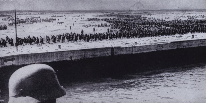 Duitse soldaat die geallieerde gevangenen op het strand van Duinkerken, Frankrijk, inspecteert, Tweede Wereldoorlog, juni 1940 (zw/w foto) door Photographer German