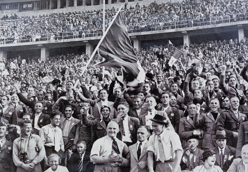 Italiaanse fans die hun atleten ondersteunen in het stadion tijdens de Olympische Spelen, Berlijn, Duitsland door Photographer German