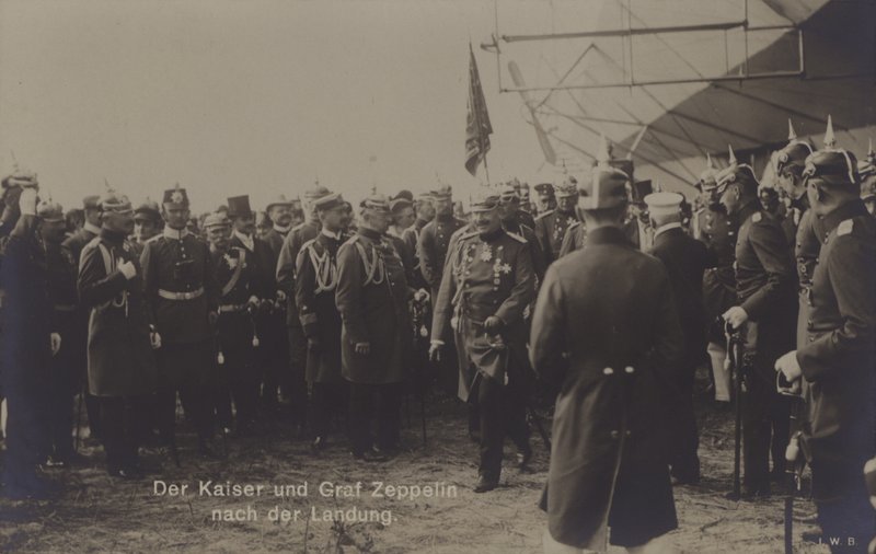 Kaiser Wilhelm II en Duitse luchtschipbouwer Graaf Ferdinand von Zeppelin na de landing van een van Zeppelins luchtschepen door Photographer German