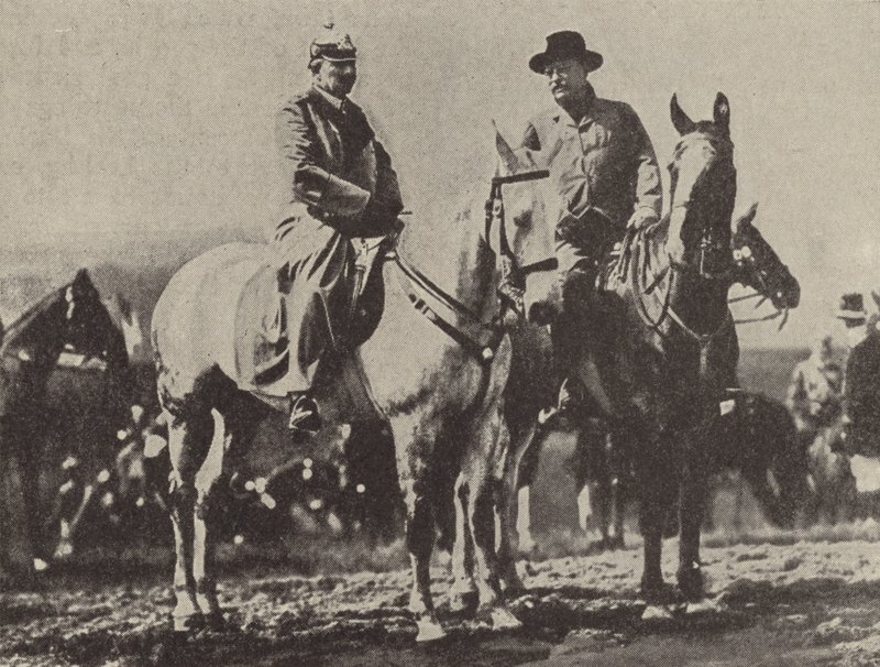 Kaiser Wilhelm II van Duitsland en de Amerikaanse president Theodore Roosevelt kijken naar het Duitse leger tijdens manoeuvres door Photographer German